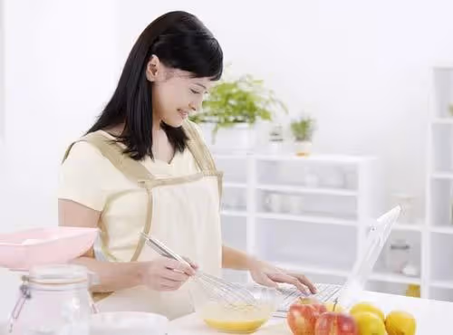 一家人不等兒媳就開飯,兒媳喂完孩子只剩殘羹剩飯,兒媳:等著瞧