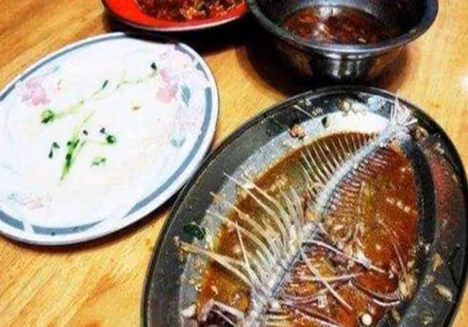 一家人不等兒媳就開飯,兒媳喂完孩子只剩殘羹剩飯,兒媳:等著瞧