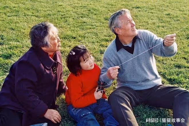 爺爺,你老來我家,孫子童言無忌,兒子兒媳不語,明白了