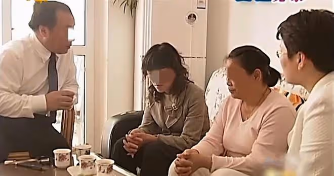 婆婆給兒媳下跪磕頭,求兒媳讓其帶孫子,兒媳:你越帶我越恨你
