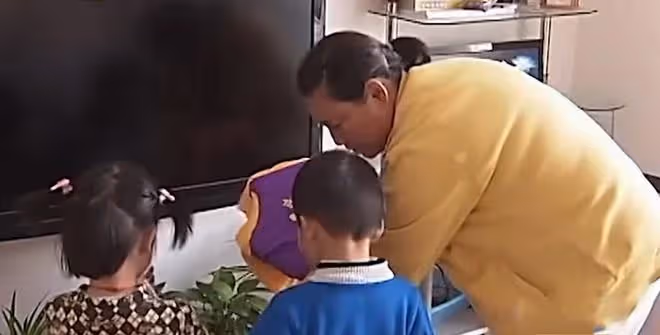 婆婆給兒媳下跪磕頭,求兒媳讓其帶孫子,兒媳:你越帶我越恨你