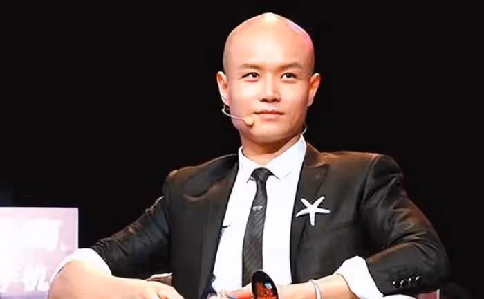 酒後侮辱金星,強吻謝娜,從知名主持人到落魄街頭演講,樂嘉絕了