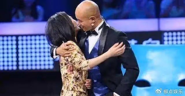 酒後侮辱金星,強吻謝娜,從知名主持人到落魄街頭演講,樂嘉絕了