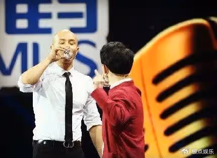 酒後侮辱金星,強吻謝娜,從知名主持人到落魄街頭演講,樂嘉絕了