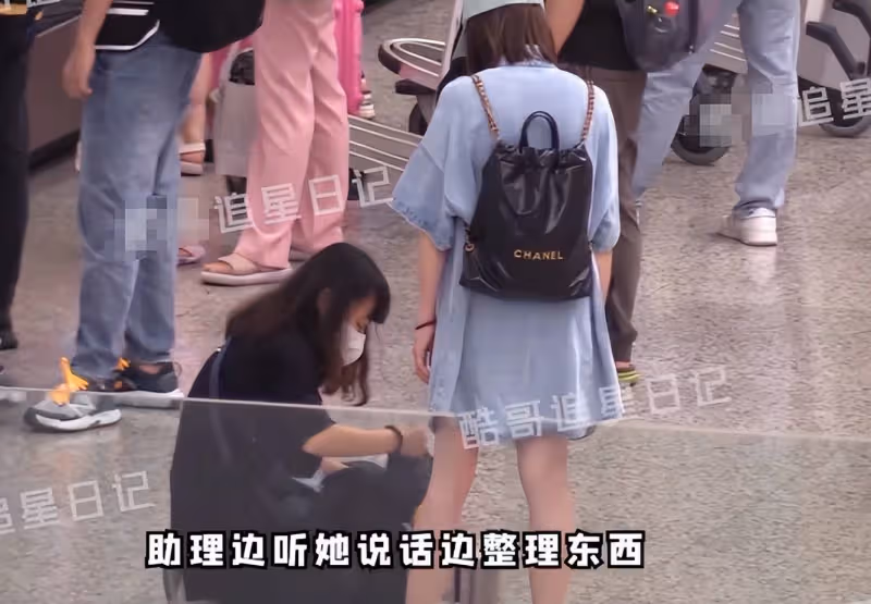 賈靜雯背4萬3包包陪長女吃飯,雙腿纖細似少女,梧桐妹身高超媽媽