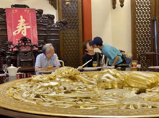 知名女星為父母慶80大壽!父親是國家一級演員,日籍老公沒露面