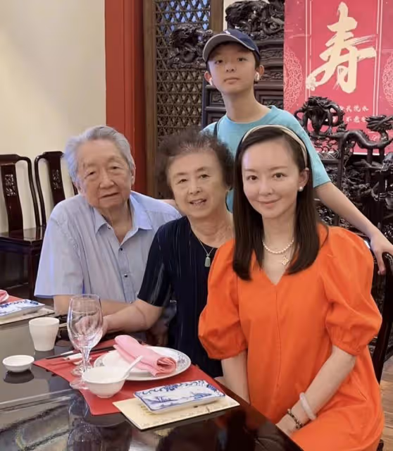 知名女星為父母慶80大壽!父親是國家一級演員,日籍老公沒露面