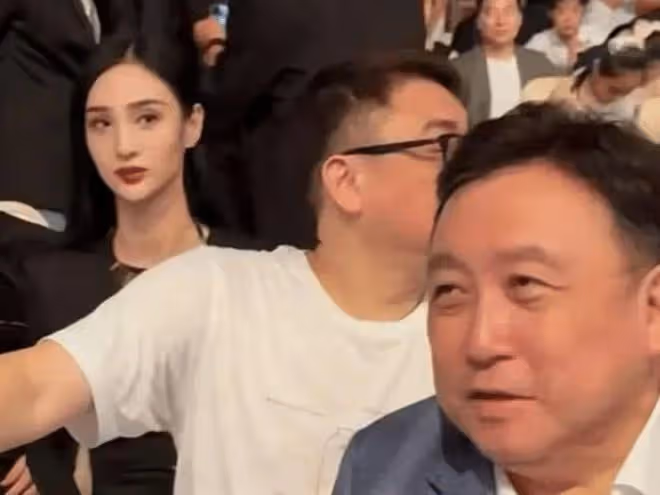 張紀中令人厭惡，晚宴頻頻瞥向真空女星，王晶反應讓人大跌眼鏡！