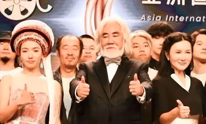 張紀中令人厭惡，晚宴頻頻瞥向真空女星，王晶反應讓人大跌眼鏡！