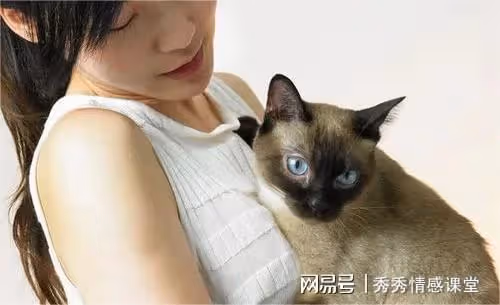 故事:在兒子家午睡,醒來見兒媳18個未接電話,回過神我一身冷汗