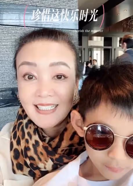 7月24日,張蘭在社交平台高調曬出了孫子汪希箖的正臉照片!