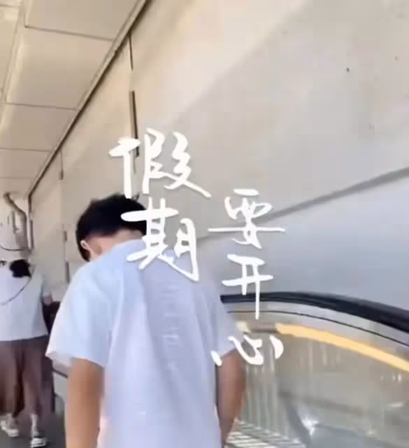 7月24日,張蘭在社交平台高調曬出了孫子汪希箖的正臉照片!
