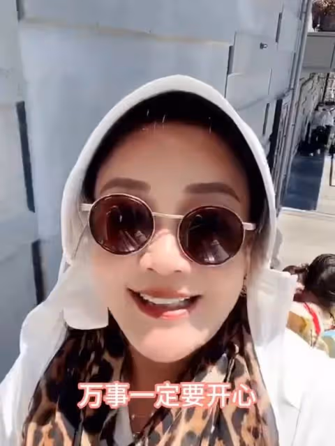 7月24日,張蘭在社交平台高調曬出了孫子汪希箖的正臉照片!