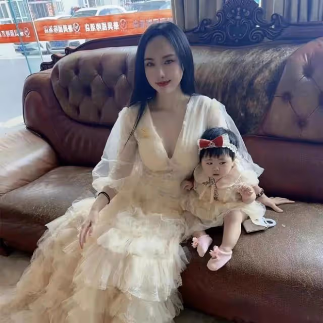 初代網紅干露露現身,為1歲女兒辦生日宴,大美女顏值依舊很搶眼