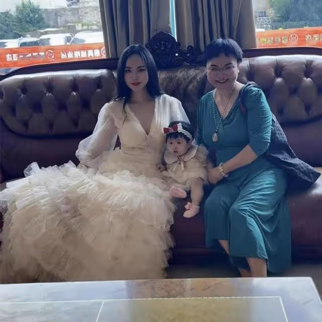 初代網紅干露露現身,為1歲女兒辦生日宴,大美女顏值依舊很搶眼