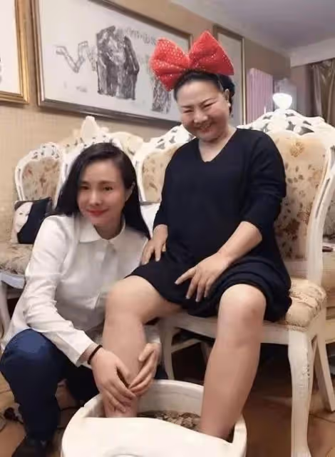 初代網紅干露露現身,為1歲女兒辦生日宴,大美女顏值依舊很搶眼
