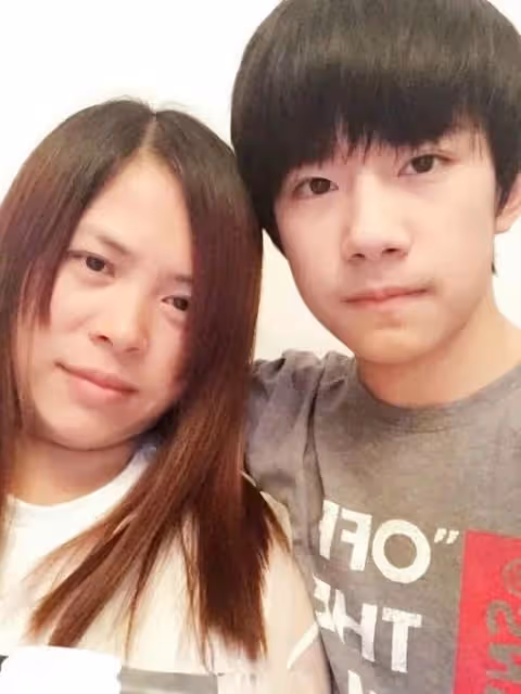 易烊千璽媽媽:農村出身,把大兒子培養成影帝,小兒子破世界紀錄