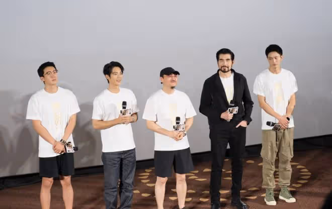 費翔行為再引爭議，對女演員太熱情遭反感，還和多位女粉十指相扣