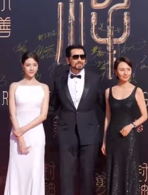 費翔行為再引爭議，對女演員太熱情遭反感，還和多位女粉十指相扣