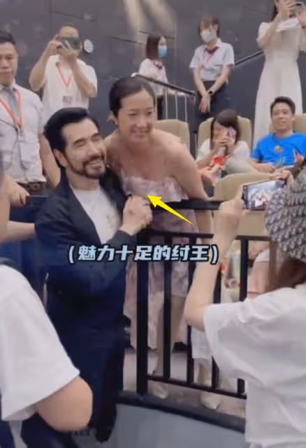 費翔行為再引爭議，對女演員太熱情遭反感，還和多位女粉十指相扣