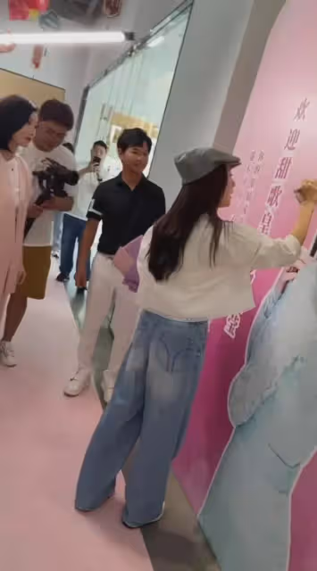 楊鈺瑩助陣冷漠直播，工作人員捧著鮮花迎接她，審美依然停在以前