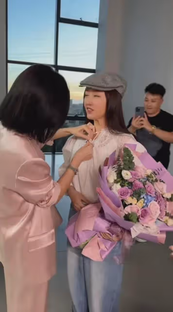 楊鈺瑩助陣冷漠直播，工作人員捧著鮮花迎接她，審美依然停在以前