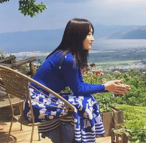 楊鈺瑩助陣冷漠直播，工作人員捧著鮮花迎接她，審美依然停在以前