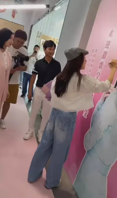 楊鈺瑩助陣冷漠直播，工作人員捧著鮮花迎接她，審美依然停在以前