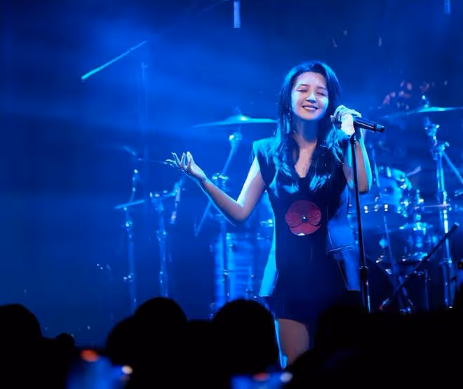 何潔夫婦首度同台表演，刁磊現場摟著老婆親吻，還高調示愛好甜蜜