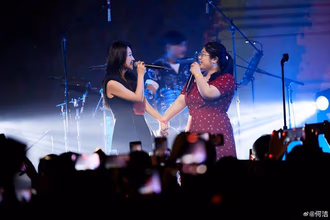 何潔夫婦首度同台表演，刁磊現場摟著老婆親吻，還高調示愛好甜蜜