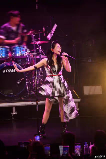何潔夫婦首度同台表演，刁磊現場摟著老婆親吻，還高調示愛好甜蜜