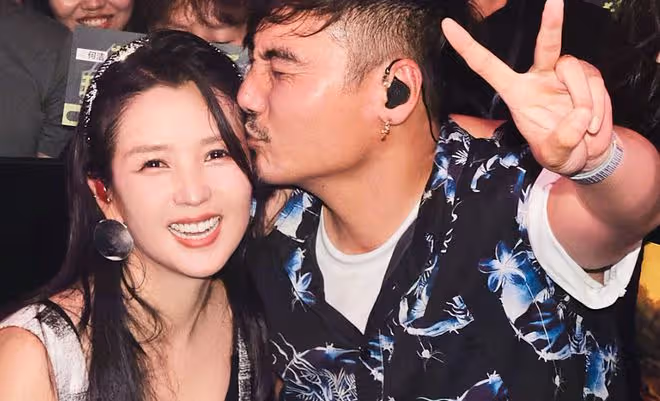 何潔夫婦首度同台表演，刁磊現場摟著老婆親吻，還高調示愛好甜蜜