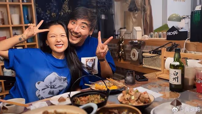 何潔夫婦首度同台表演，刁磊現場摟著老婆親吻，還高調示愛好甜蜜