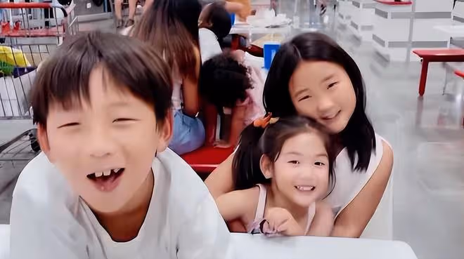 何潔夫婦首度同台表演，刁磊現場摟著老婆親吻，還高調示愛好甜蜜