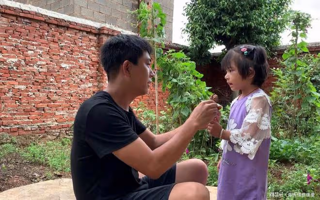 故事：二婚老公給他女兒20萬，繼女還帶外孫啃老，讓我出生活費