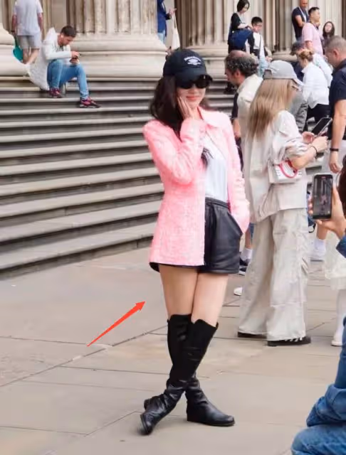 杜江夫婦現身英國被偶遇,霍思燕穿搭遭吐槽,造型被指萬年不變