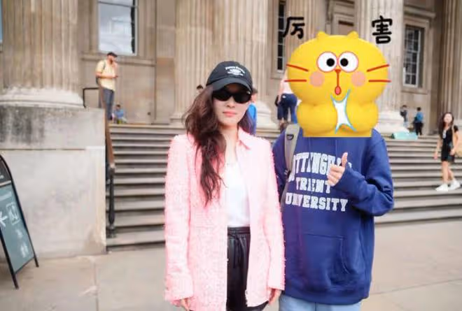杜江夫婦現身英國被偶遇,霍思燕穿搭遭吐槽,造型被指萬年不變