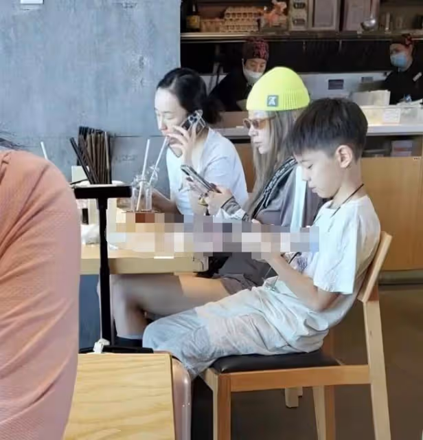 杜江夫婦現身英國被偶遇,霍思燕穿搭遭吐槽,造型被指萬年不變