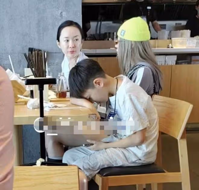 杜江夫婦現身英國被偶遇,霍思燕穿搭遭吐槽,造型被指萬年不變