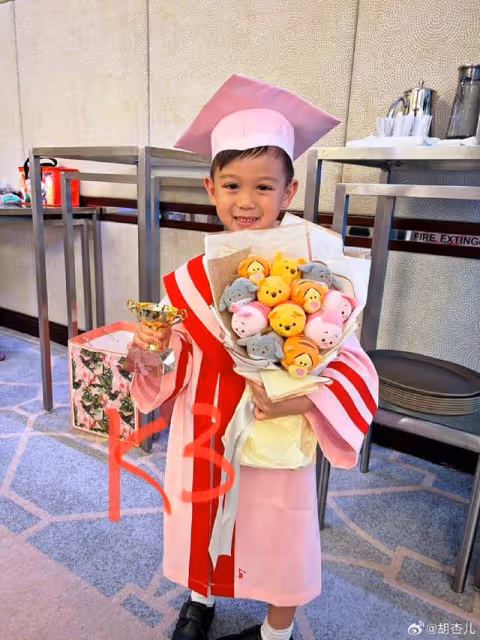 恭喜!TVB視後大兒子幼稚園畢業,身穿粉色畢業袍越長越可愛