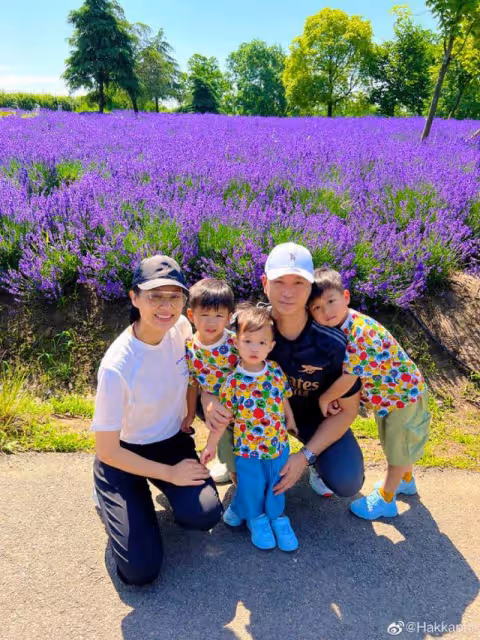 恭喜!TVB視後大兒子幼稚園畢業,身穿粉色畢業袍越長越可愛