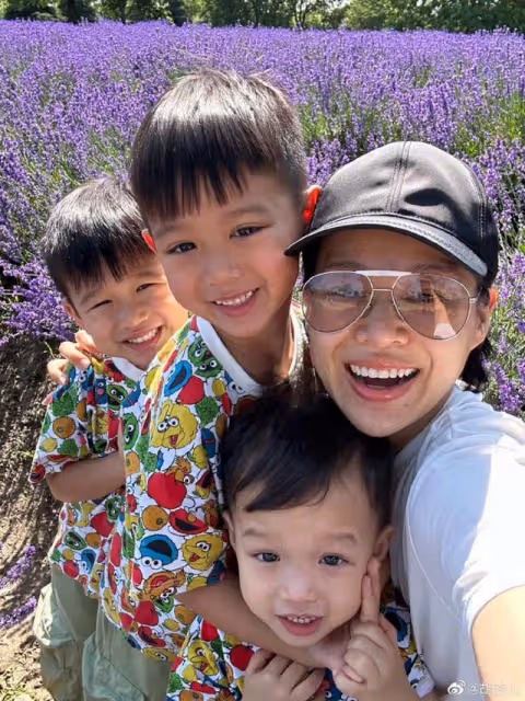 恭喜！TVB視後大兒子幼稚園畢業，身穿粉色畢業袍越長越可愛