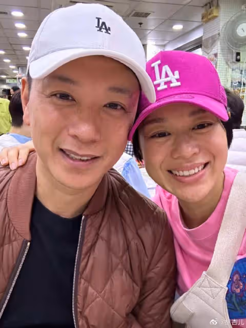 恭喜！TVB視後大兒子幼稚園畢業，身穿粉色畢業袍越長越可愛