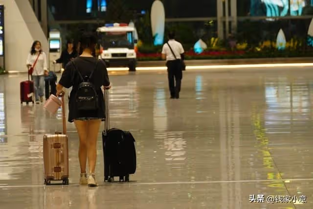出差回來後,30萬存款只剩3萬,丈夫:被我媽借走給弟弟買婚房了