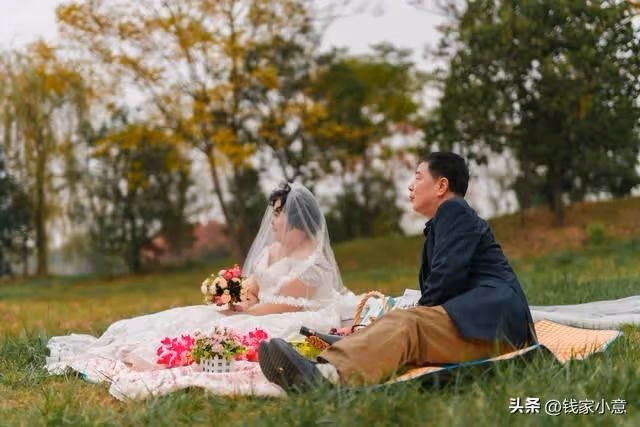 跟再婚老伴領證當晚,他抱著我提了一個要求,我:無恥,咱們離婚