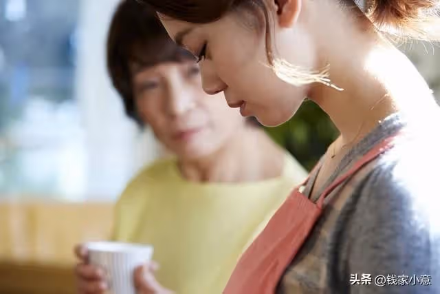 家裡丟了大金鐲,我正想報警,婆婆攔住我說:我拿去送你小姑子了