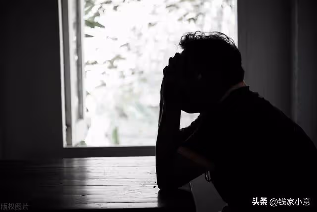 男保姆照顧了腿腳不便的女僱主5年後,她說:你來當這房子的主人