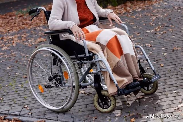 男保姆照顧了腿腳不便的女僱主5年後,她說:你來當這房子的主人