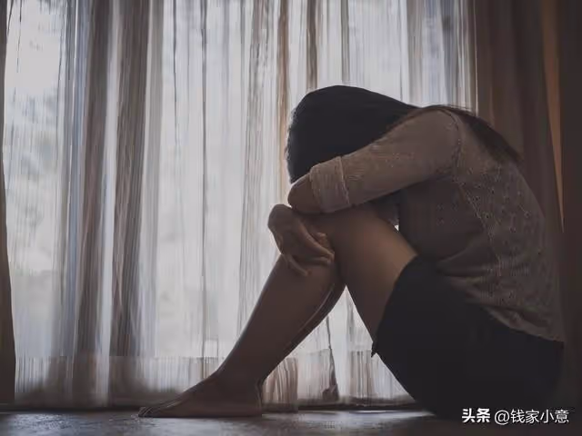 男保姆照顧了腿腳不便的女僱主5年後,她說:你來當這房子的主人