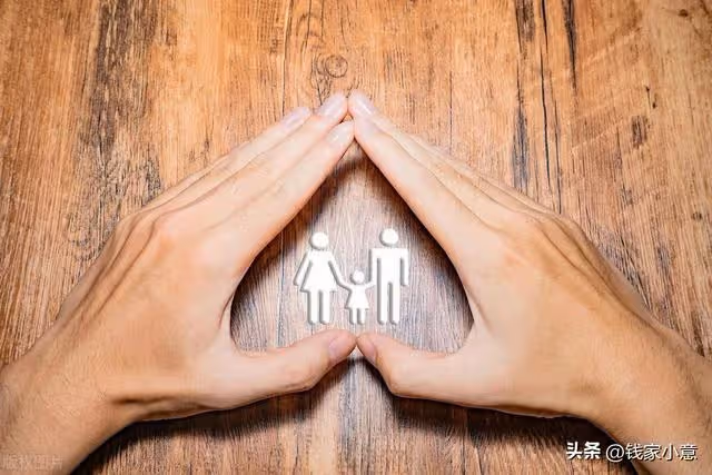 男保姆照顧了腿腳不便的女僱主5年後,她說:你來當這房子的主人